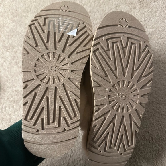 UGG - Picture 3 of 4